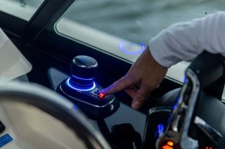 A single joystick control simultaneously operates Mercury's JPO and Sleipner's PRO™ thruster